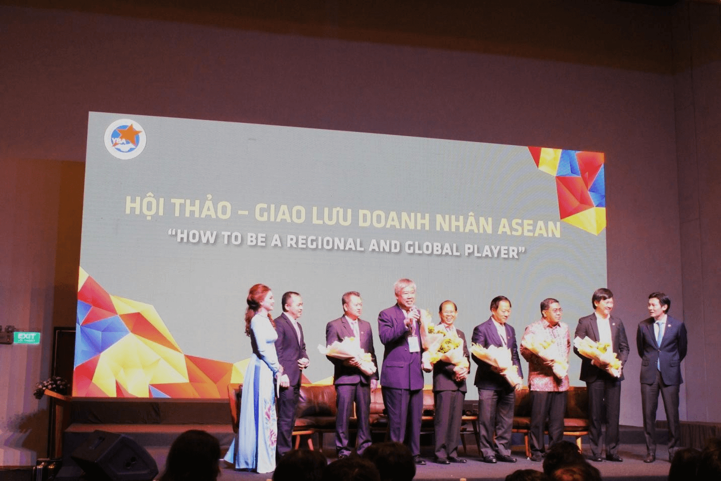 BTC tăng hoa cho các diễn giả tại buổi hội thảo “Giao lưu doanh nhân ASEAN”