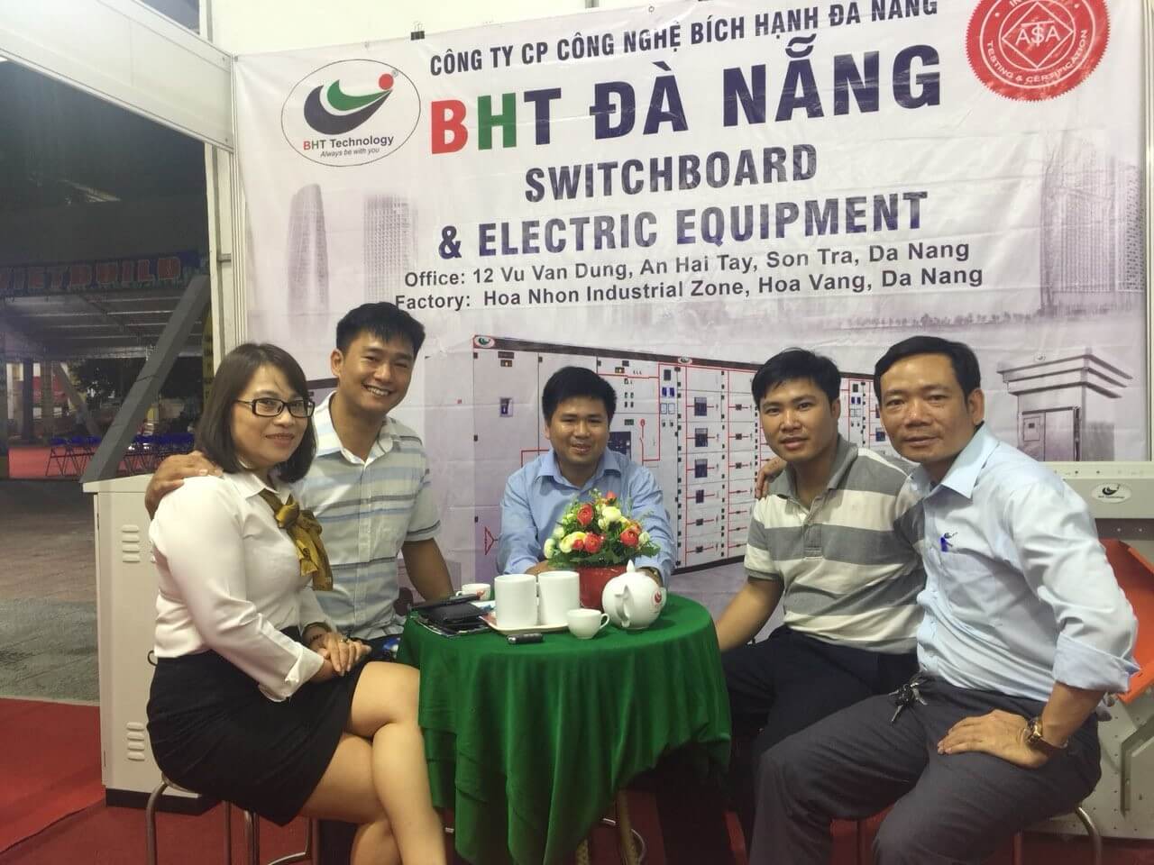 Khách tham quan tại gian hàng và đại điện lãnh đạo BHT Đà Nẵng chụp ảnh kỉ niệm