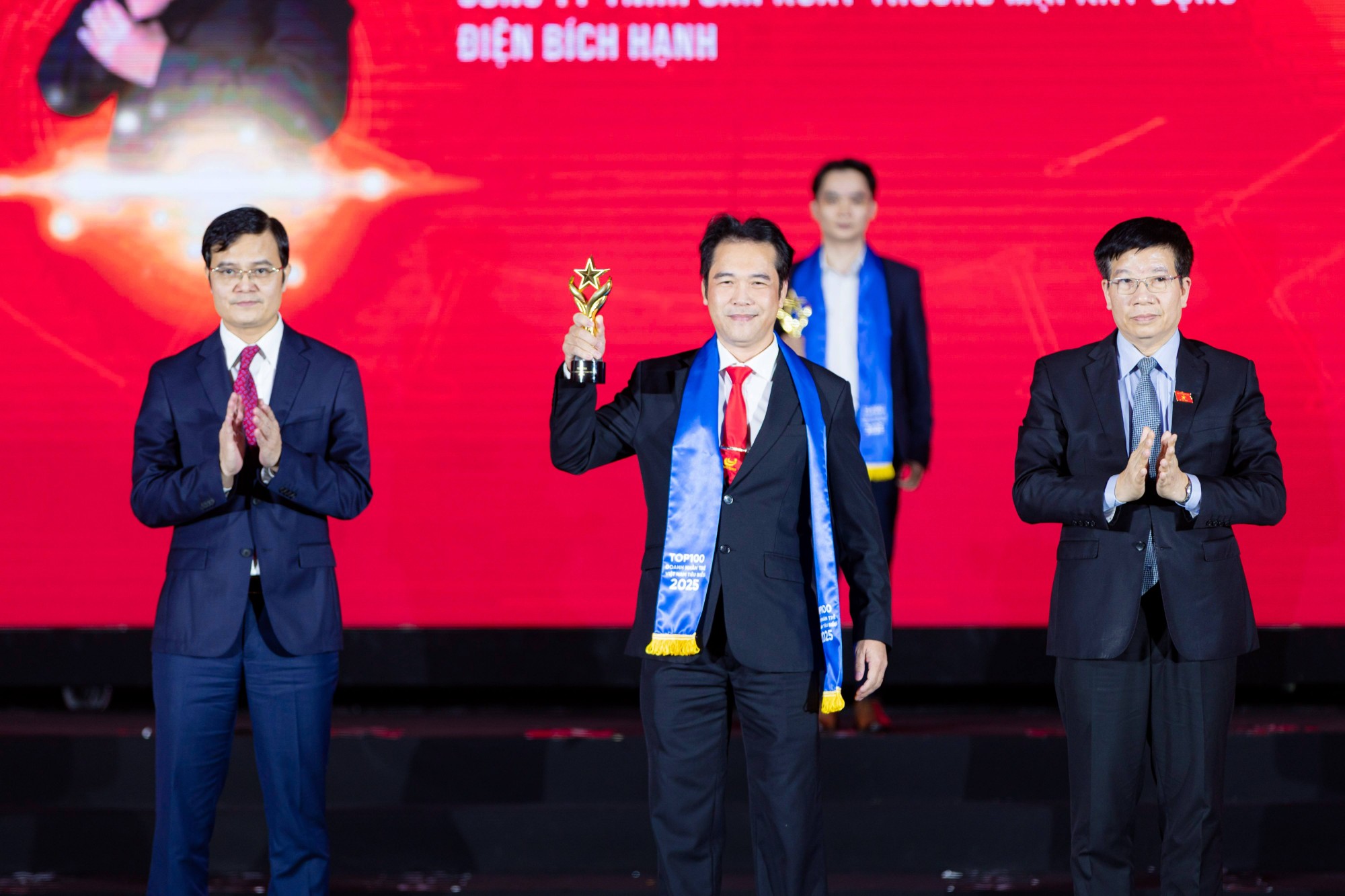chu-tich-bht-group-nhan-giai-thuong-sao-do