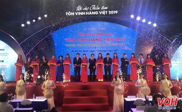 Cắt băng khai mạc Hội chợ triển lãm Tôn vinh hàng Việt 2019