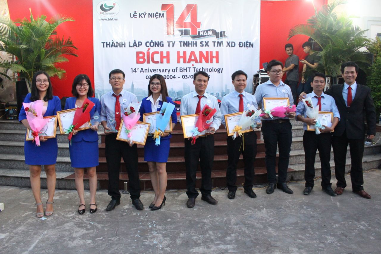 Khen thưởng CBCNV đã hoàn thành xuất sắc chỉ tiêu doanh số 6 tháng đầu năm 2018