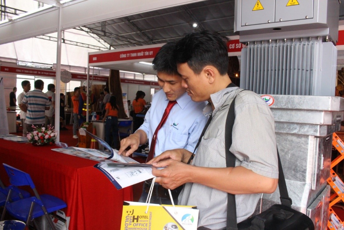 Khách tham quan tại gian hàng