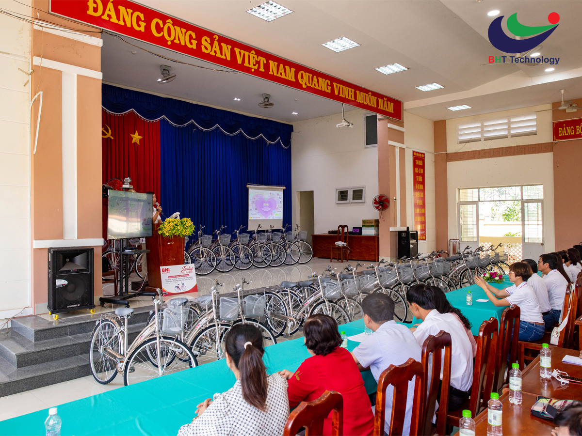 Hội trường tại buổi trao quà cho các em học sinh