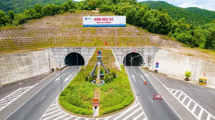 ROAD TUNNEL THROUGH CA PASS - PHU YEN